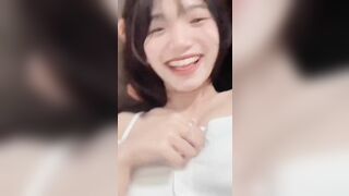 Gái xinh show vú 2