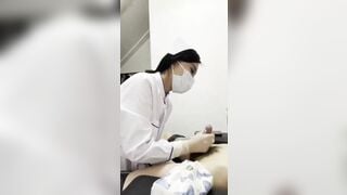 Bác sĩ lấy tinh trùng cho bệnh nhân ...