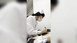 Bác sĩ lấy tinh trùng cho bệnh nhân ...