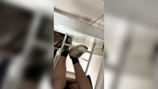 Quay lén dưới váy em hs trong giờ học