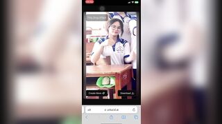 Mũ Dung khoe vú giữa lớp