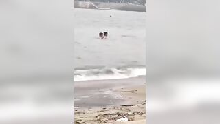 Đụ nhau tưng bừng trên bãi biển