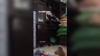 Lộ clip 2 bé học sinh thay đồ đối thoại khen nhau vú to