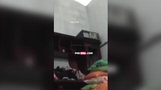 Lộ clip 2 bé học sinh thay đồ đối thoại khen nhau vú to