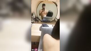 Em đang soi gương trang điểm thì anh đã kéo em lên giường không kịp trở tay