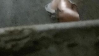 Quay lén mẹ vợ tắm 4