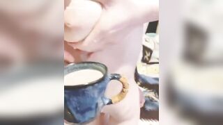 Vắt sữa từ vú của em người yêu để uống
