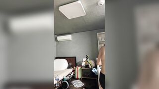 Em gái thủ dâm và tắm show vú lồn cho người yêu xem
