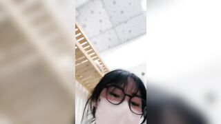 Em gái địt xong tự lấy tinh trùng nhét vào lồn