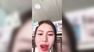 Vừa gội đầu vừa thủ dâm xong còn cạ lồn vào đầu khách
