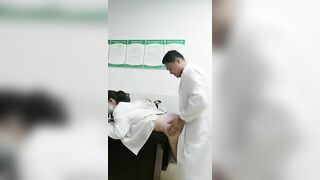 Bác sĩ địt nhau ở bệnh viện trong lúc trực