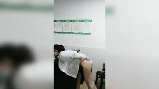 Bác sĩ địt nhau ở bệnh viện trong lúc trực