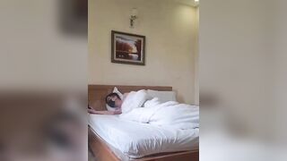 Thấy con trai cưng bị thất tình, người mẹ liền ân cần "chăm sóc" thằng nhỏ"