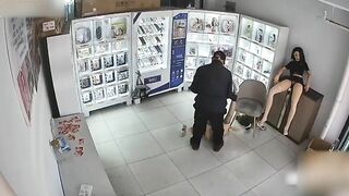 Khứa già lén vào cửa hàng tình dục chịch búp bê