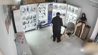 Khứa già lén vào cửa hàng tình dục chịch búp bê