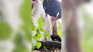Chịch em gái giữa rừng để hoà nhịp với thiên nhiên