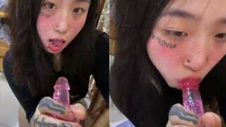 Em Gái Xỏ Khuyên Môi Bú Sextoy Màu Hồng