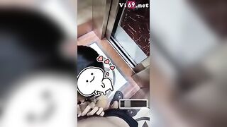 Bé sugar baby hồn nhiên bú cu trong thang máy thì bất ngờ có người lạ vào em mặc kệ