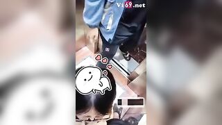 Bé sugar baby hồn nhiên bú cu trong thang máy thì bất ngờ có người lạ vào em mặc kệ