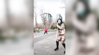 Gái trung của vừa đái vừa múa ở ngoài đường