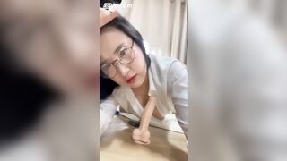 Em gái công sở tập bú cu sau giờ làm