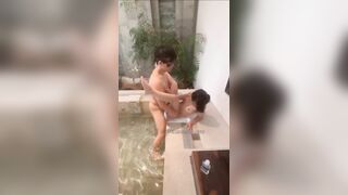 Dí em vào kính dập không thương tiếc làm em rên la hàng xóm nghe thấy