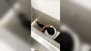 nhóc l6 sục cu trong nhà vệ sinh của trường