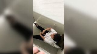 nhóc l6 sục cu trong nhà vệ sinh của trường