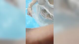 Đi ra bể bơi mà mặc xuyên thấu thế này thì bị đụ nát lon là đúng r