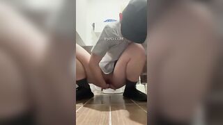 Em nhân viên McDonal giờ nghỉ lén vào nhà vệ sinh móc lồn rồi tè