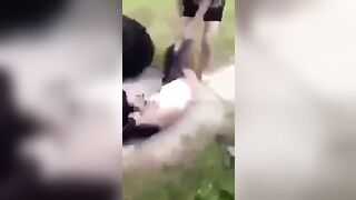 Mấy chj đánh nhau kiểu j mà lộ hết cả hàng
