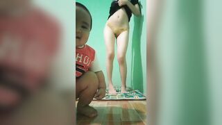 uốn éo cho anh xem