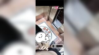 E gái bú cu trong thang máy người lạ vào mặc kệ vẫn bú