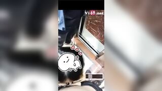 E gái bú cu trong thang máy người lạ vào mặc kệ vẫn bú