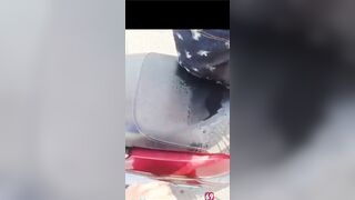 Thg này biến thái vl, Đi đái lên mấy chị nơi công công súc vật