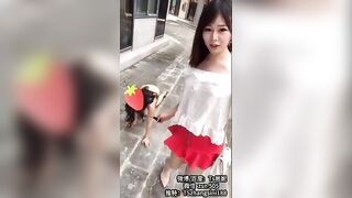 Chị gái dẫn em đi dạo ngoài đường