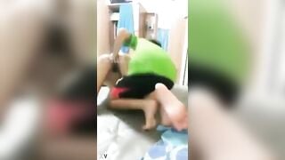 Em trai đút cả bàn tay vào lồn thủ dâm cho chị gái