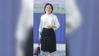 Cô lí vạch vú cho bú (Ai)