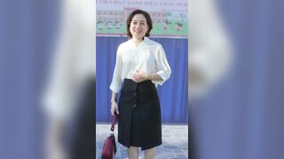 Cô lí vạch vú cho bú (Ai)