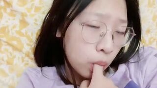 Bé kính cận chọt bím hồng bằng đồ chơi P2