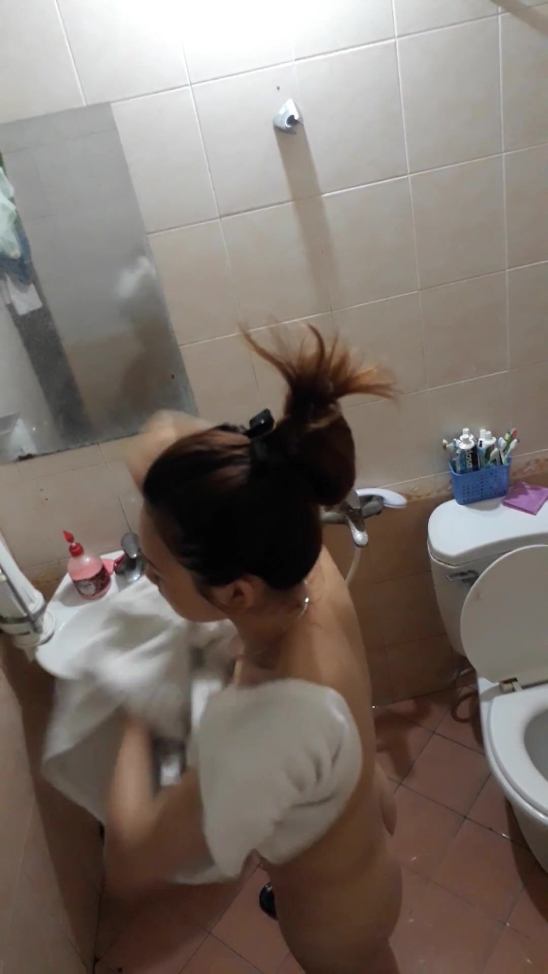 Chi gái tắm rưa lồn kĩ quá