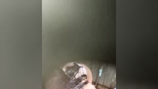 Quay lén tắm trong khu du lich