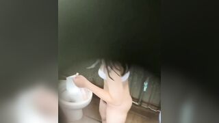 Quay lén tắm trong khu du lich