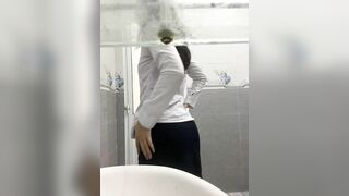 em nhân viên văn phòng thủ dâm móc lồn ngay trong nhà vệ sinh công ty