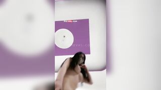 Hot Girl kính cận vú tròn xoe live sex vừa chịch vừa dí sextoy nước ra đầm đìa