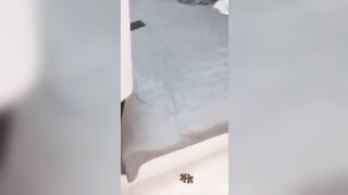Cô giáo dạy học sinh cách dùng cu