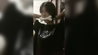 Bàn chải đamhs răng dính đầy nước lồn