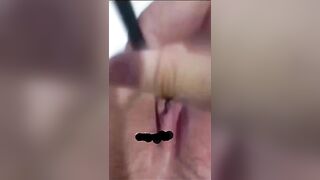 Bàn chải đamhs răng dính đầy nước lồn