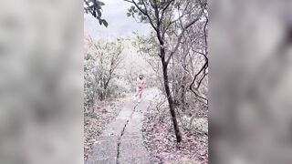 Dẫn em gái ra ngoài cho mát