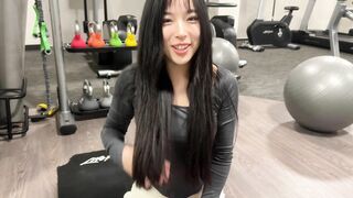 Cô gái dễ thương tại phòng tập thể dục lừa chàng trai